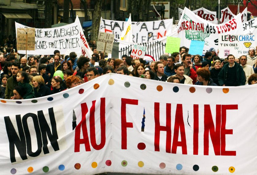 Cortège de manifestants appelant à faire barrage au Front national le 1er mai 2002
