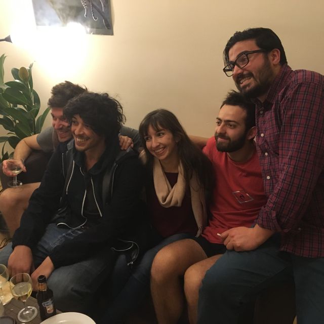 Niklas, Taïeb, Sarah, Eloi et Ezra. Membres et amis proches de cette première colocation interconvictionnelle à Bordeaux.