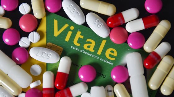 Carte vitale et médicaments ©AFP - LOIC VENANCE