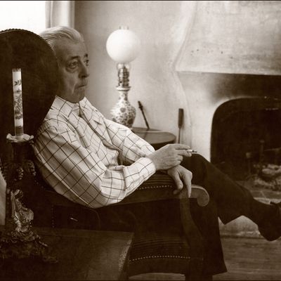 Jacques Prévert dans sa maison à Montmartre à Paris, mars 1964