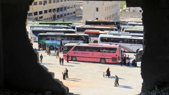 Opération d'évacuation de civils syriens, dans deux enclaves pro-gouvernementales près d'Alep ©AFP - OMAR HAJ KADOUR