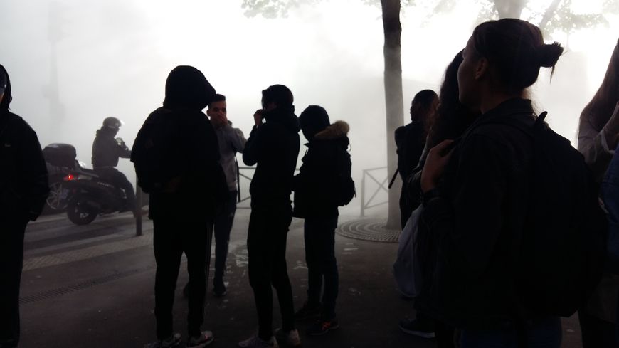 Devant le lycée Voltaire