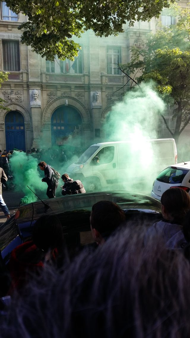 Blocus devant le lycée Voltaire, le jeudi 27 avril