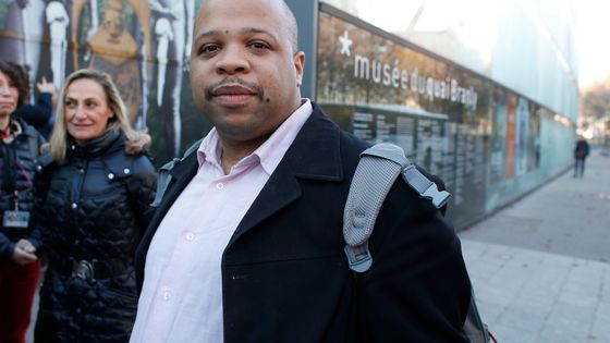 Louis-Georges Tin, lors de son arrivée au Musée du Quai Branly, en 2013, auquel il demande la restitution au Bénin du trésor d'Abomey, pillé en 1894 ©AFP - THOMAS SAMSON