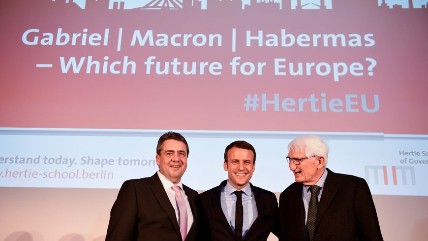 Emmanuel Macron à Berlin le 16 mars dernier aux côtés du chef de la diplomatie allemande, le social-démocrate Sigmar Gabriel (à gauche). Celui-ci s'est dit "sûr" qu'Emmanuel Macron deviendra président