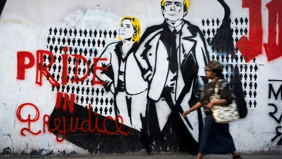 Un graffiti dans les rues de Paris représentant la candidate du Front National à l'élection présidentielle, Marine Le Pen, et le président américain, Donald Trump ©AFP - JOEL SAGET