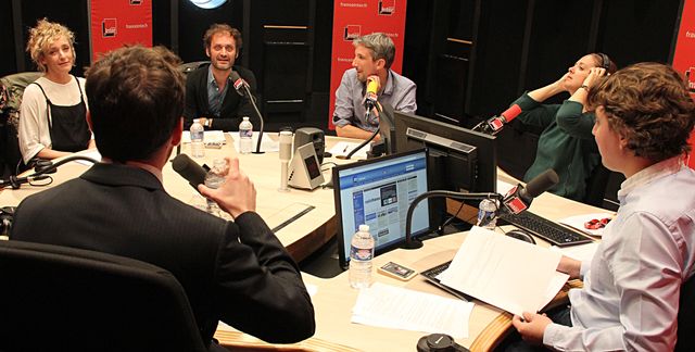uliette Arnaud, Pablo Mira (de dos) Augustin Trapenard, Guillaume Meurice, Charline et Alex Vizorek