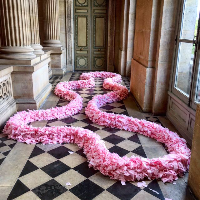Plus de 1.000 feuilles de papier toilette ont servi à la conception de cette sculpture par Michel Blazy