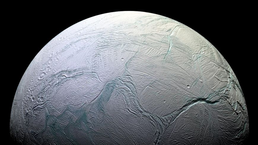 Encelade, la superbe lune de Saturne couverte de glace, pourrait abriter la vie.