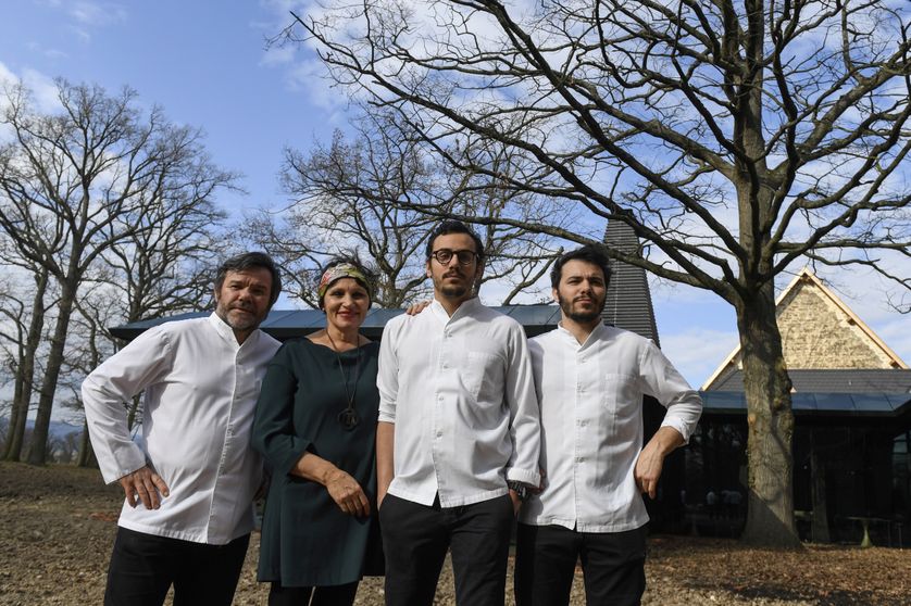 La famille Troisgros devant son nouveau restaurant de Roanne
