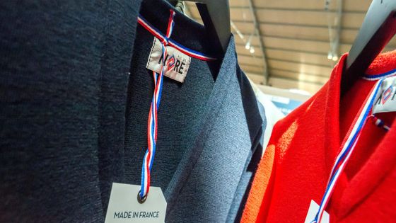 Il reste une industrie textile en France (ici au salon du Made In France) mais tous les candidats n'y ont pas fait appel pour leurs produits dérivés ©Maxppp - Bruno Levesque