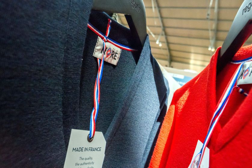 Il reste une industrie textile en France (ici au salon du Made In France) mais tous les candidats n'y ont pas fait appel pour leurs produits dérivés