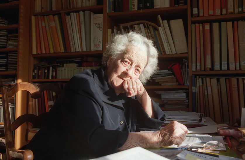 L'écrivain, ethnographe et ancienne résistante Germaine Tillion pose pour le photographe devant sa bibliothèque, le 22 novembre 2000 à son domicile de Saint-Mandé