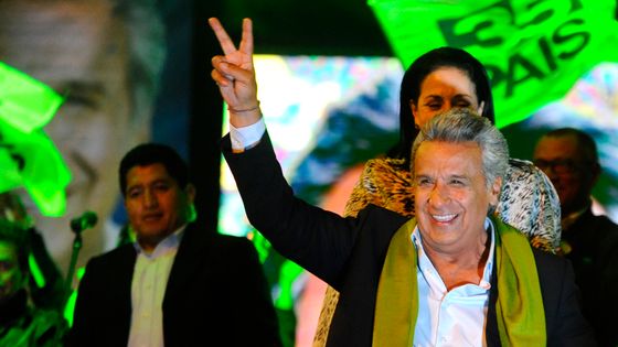 Le candidat socialiste Lenin Moreno fait le V de la victoire aux élections en Equateur. ©AFP - JUAN RUIZ / AFP