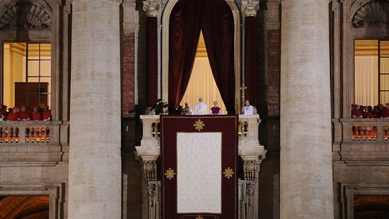 Pape François, le 13 mars 2013, photo prise depuis la place Saint-Pierre, juste après son élection - Wikicommons / Tenan