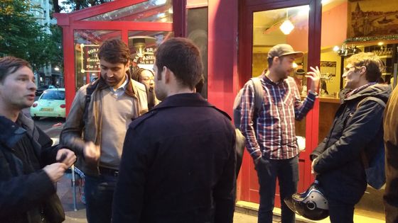 Les débats se poursuivent devant le bar après 2h de réunion lundi soir ©Radio France - Sophie Delpont