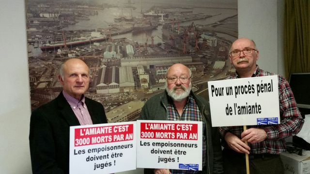 Guy, Jean-Pierre et Pierre, membres de l'Association de victimes de l'amiante ARDEVA dans leurs locaux à Dunkerque, devant une photo des chantiers navals