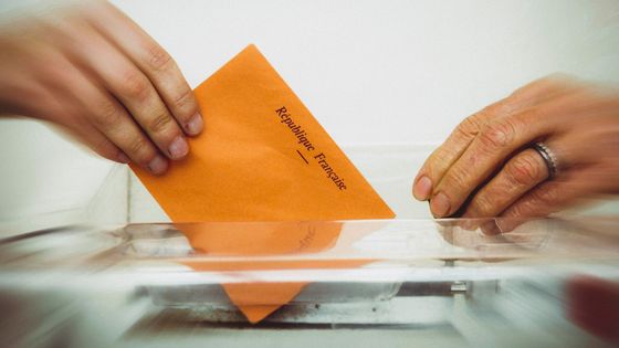 Illustration de bulletin de vote dans l'urne. ©AFP - BERNARD JAUBERT