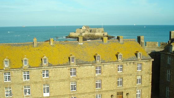 Vue de Saint-Malo (détail) - via Wikimedia Commons - photo by Moustachioed Womanizer (travail personnel 2011)