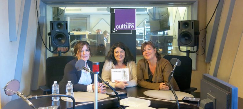 France Culture, studio 152... L"auteure Sarah V. & la productrice Aline Pailler, Claude K. Dubois, 2e auteure de "Bonhomme" éditions Pastel-L'École des loisirs (de g. à d.)