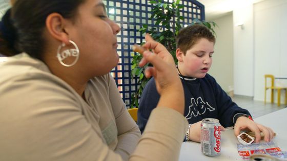 Des adolescents souffrant d'obésité prennent leur goûter présente à la cantine, le 23 décembre 2003 au Centre de pédiatrie et de rééducation de Bullion ©AFP - FRANCOIS GUILLOT
