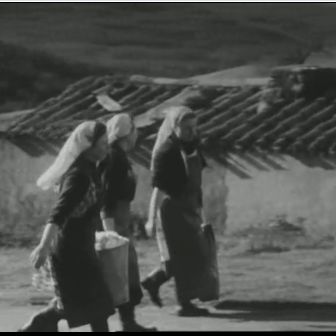 Reportage dans le village abandonné de Pardailhan près de Béziers où un groupe de parisiens vit en communauté sur le modèle des Kibboutz israéliens.
