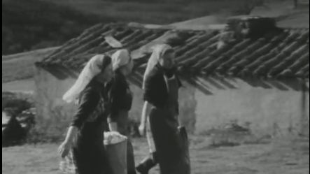 Reportage dans le village abandonné de Pardailhan près de Béziers où un groupe de parisiens vit en communauté sur le modèle des Kibboutz israéliens. - Cinq colonnes à la une, INA, 1961
