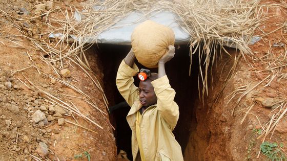 Un mineur artisanal portant un sac de sédiments dans la région du Kivu en République Démocratique du Congo (RDC) ©Reuters - Kenny Katombe