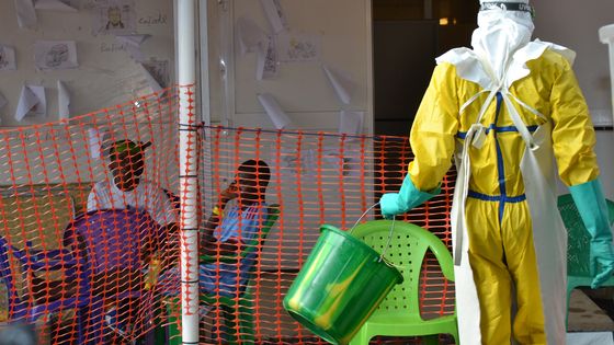 Un agent de santé dans une zone de quarantaine au centre de traitement de Nongo ebola à Conakry, en Guinée, 2015. ©AFP - CELLOU BINANI / AFP