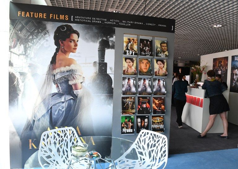 Affiche d'une série télévisée russe, au MIPTV de Cannes le 5 avril 2017. Ce festival serait la base du prochain festival Cannes Séries en avril 2018