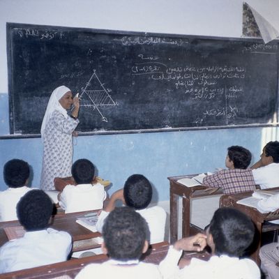 Institutrice égyptienne et ses élèves