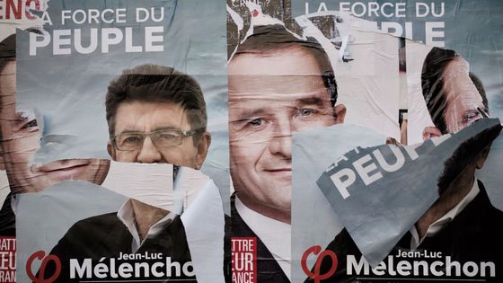 Affiches de Jean-Luc Mélenchon et Benoît Hamon ©AFP - Philippe Lopez