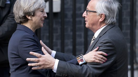 La première ministre britannique Theresa May (g) et le président de la Commission Européenne, Jean-Claude Junker (d) ©AFP - JUSTIN TALLIS