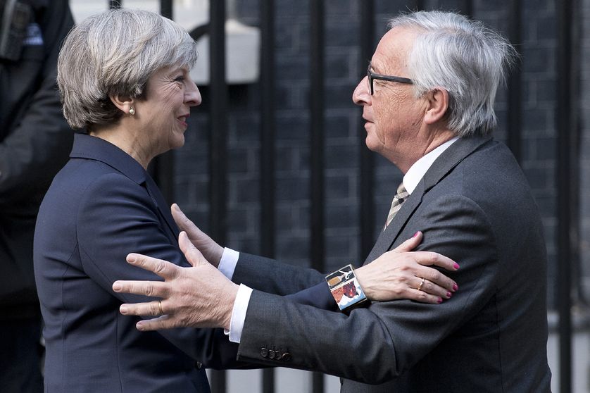 La première ministre britannique Theresa May (g) et le président de la Commission Européenne, Jean-Claude Junker (d)