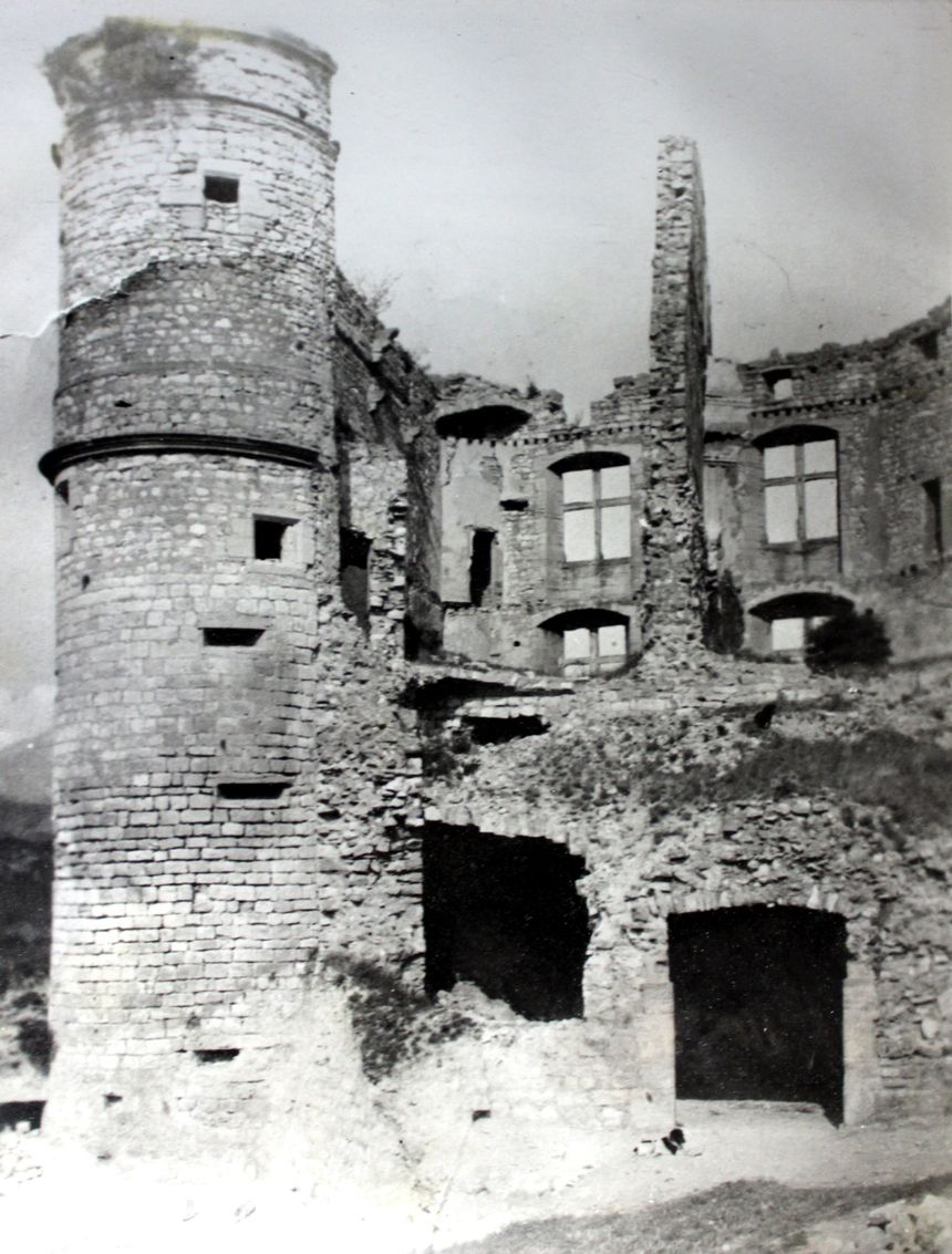 Les ruines du château du BARROUX.