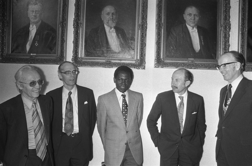 Harry de Lange , J.T. Bakker , Fabien Eboussi Boulaga, Jose Miguez Bonino et Anton Gerrit Honig (jr.), lors d'un congrès à Kampen, Pays-Bas, 1974
