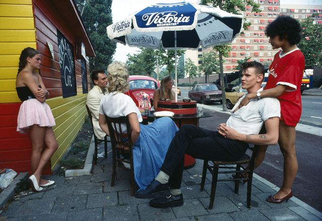 Des adolescents au look des années 50 devant leur café favori Amsterdam 1983
