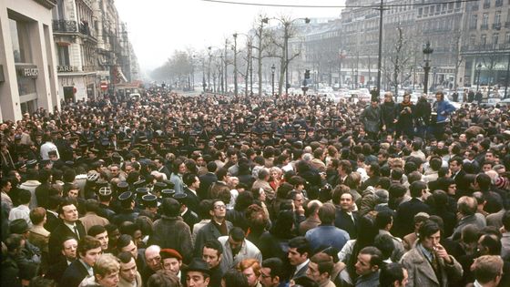 Manifestation en novembre 1970 sur les Champs-Élysées lorsque la place de l’Étoile est rebaptisée place Charles-de-Gaulle ©AFP - WILFRIED GLIENKE / DPA-ZENTRALBILD / DPA