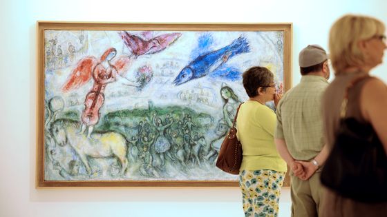 Des visiteurs devant des oeuvres de Chagall au musée d'art moderne de la ville de Céret, en août 2010 ©AFP - Eric Cabanis