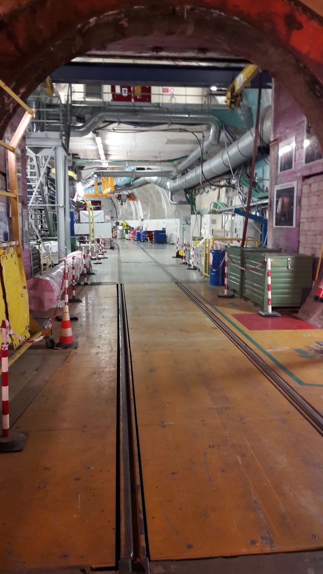 Chooz A : pour s’enfoncer dans la centrale, une galerie d’une centaine de mètres où courent des rails servant à l’évacuation des matériaux et des gaines de ventilation.