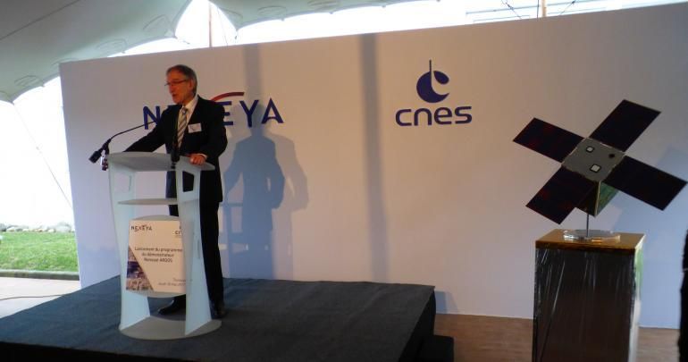 Le directeur général délégué du CNES Joël Barre et le nanosatellite Angels en taille réelle (25 kg), le 18 mai à Toulouse