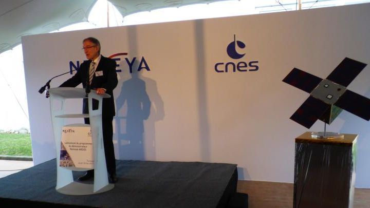 Le directeur général délégué du CNES Joël Barre et le nanosatellite Angels en taille réelle (25 kg), le 18 mai à Toulouse