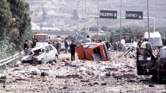 La scène de l'explosion dans laquelle le juge antimafia Giovanni Falcone, son épouse et ses gardes du corps ont été sauvagement assassinés le 23 mai 1992 ©AFP - Farabola /Leemage / Egidio Scaccio