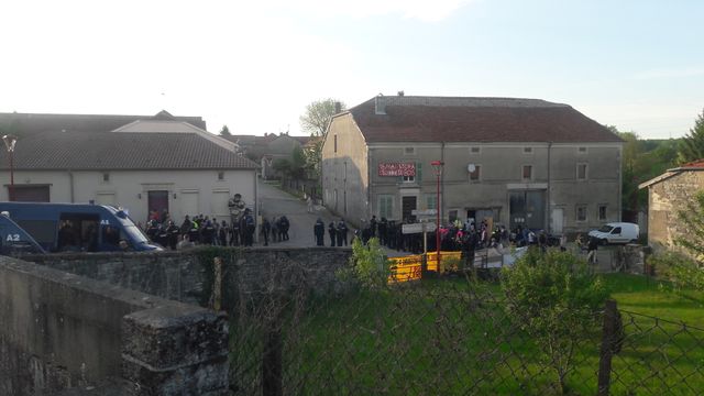 La maire de Mandres-en-Barrois gardée par les CRS lors du vote du conseil municipal