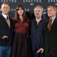 De gche à dte, l'équipe de "Spectre" : Daniel Craig, Monica Bellucci, le réalisateur Sam Mendes, et l'acteur Christoph Waltz