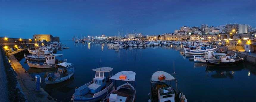 Héraklion, Crète, Grèce. Le vieux port au premier plan s'ouvre vers le nouveau port au-delà de la forteresse vénitienne de Koules visible sur la gauche.