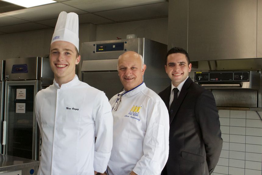 Alain Dublanchet enseigne au Lycée Hôtelier Paul Augier. Il est en charge des Bac Pro, des jeunes gens en devenir dont le talent fleurira dans de grandes cuisines.
