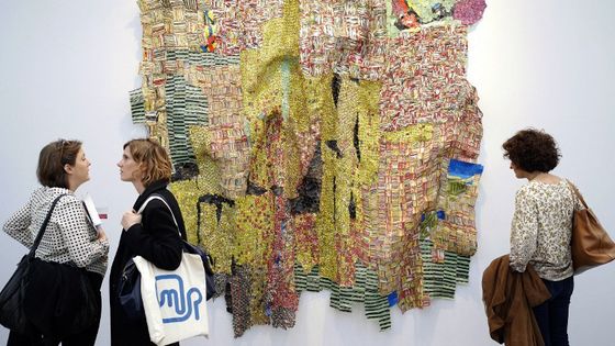 Une sculpture d'aluminium et de fils de cuivre d'El Anatsui à la Art Paris Art Fair le 29 mars ©AFP - Pascal Hausherr / Hans Lucas