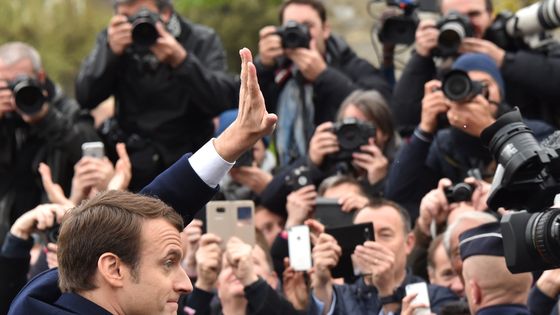 Emmanuel Macron, le 7 mai 2017 au Touquet face à des journalistes ©AFP - PHILIPPE HUGUEN