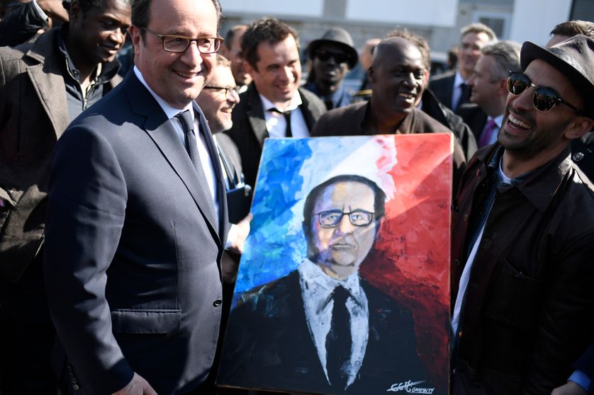 François Hollande avec l'artiste et photographe JR, le 19 avril 2017, à Clichy-Montfermeil